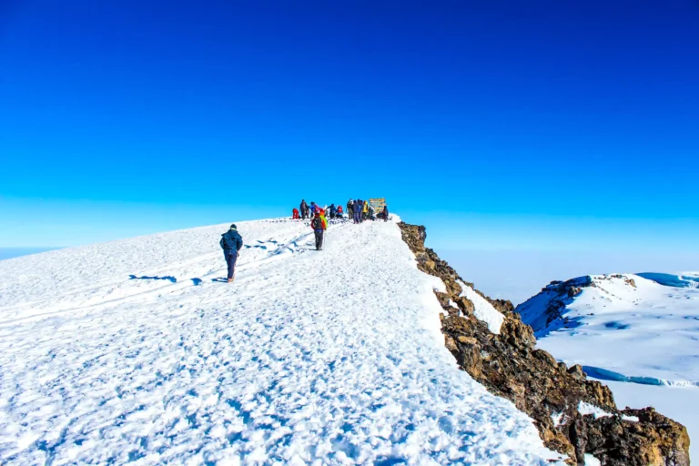 **Periodo Migliore per Scalare: Stagionalità, Meteo e Consigli sull’Affollamento per le Alte Vette della Tanzania**